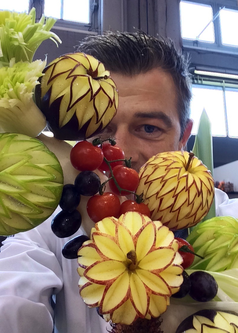 Corbeilles ou pièce montée VIP, plateaux de fruits découpés